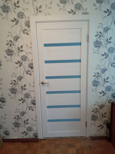 Установлена новая створка, закреплены петли, врезана ручка, отрегулированы зазоры, выполнена подгонка, проверена работа замка, завершена отделка проема.