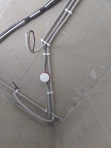 Изображение демонстрирует завершенные работы по установке новых уплотнителей, регулировке фурнитуры и герметизации стыков, обеспечивающих улучшенную изоляцию и функциональность оконной конструкции.