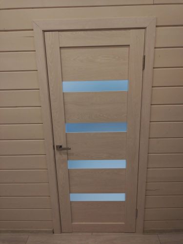 Установлена новая створка, закреплены петли, врезан замок, отрегулирована фурнитура, проверена плавность открывания и закрывания, выполнена отделка откосов, обеспечена герметичность.