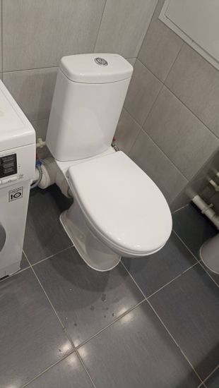 Установлен новый напольный унитаз, подключены коммуникации, проверена герметичность соединений, проведена регулировка системы слива, выполнена чистовая отделка вокруг основания.