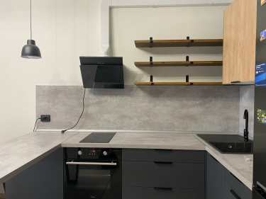 Изображение демонстрирует завершенную установку вентилятора в ванной комнате. Выполнены монтажные работы, подключение к электросети и проверка функционирования устройства.