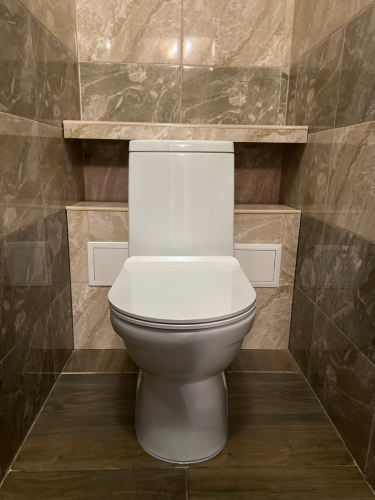 Установлено новое сантехническое оборудование, произведена герметизация соединений, проверена функциональность системы, выполнена аккуратная отделка вокруг.