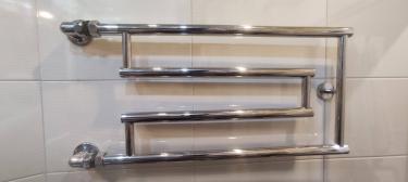 Установлен новый полотенцесушитель, заменены крепления, проверена герметичность соединений, устранены протечки, выполнена регулировка уровня, обеспечена надежная фиксация на стене.