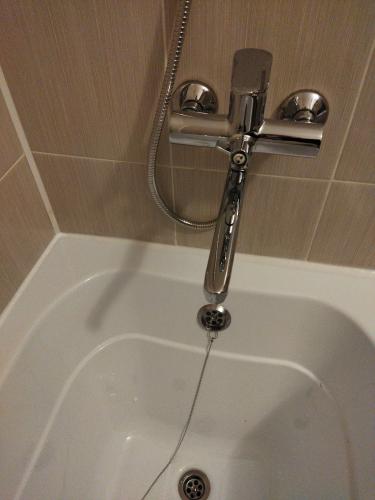 Установлена новая угловая ванна, подключены смеситель и слив, проверена герметичность соединений, завершена облицовка плиткой, проведена проверка функциональности всех элементов.