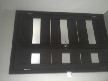 Установлены двустворчатые двери: выполнен монтаж коробки, навешены петли, закреплены ручки, отрегулированы створки, обеспечена плавная работа, добавлены декоративные элементы.