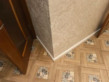 Монтаж полиуретанового/дюрополимерного/полистиролового плинтуса