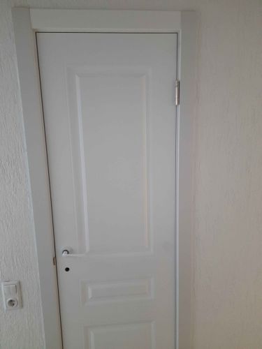 Установлены дополнительные панели вокруг дверного проема, обеспечивающие завершенный вид и улучшенную изоляцию. Все элементы аккуратно подогнаны и закреплены, создавая гармоничный облик.