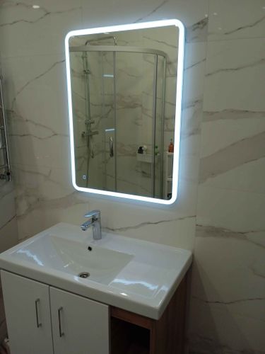 Установлена раковина с подключением к водопроводу, закреплен смеситель, герметизированы швы, проверена система на протечки, выполнена установка сифона, подключены коммуникации.