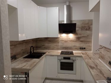 Выполнена точная подгонка и установка кухонных панелей, обеспечивающая гармоничное сочетание с интерьером. Результат — современный, стильный вид с функциональными элементами.