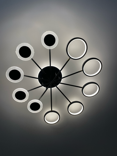 Установлено освещение: закреплена конструкция, подключены провода, проверена работа. Светильник надежно закреплен на потолке, обеспечивая равномерное освещение помещения.