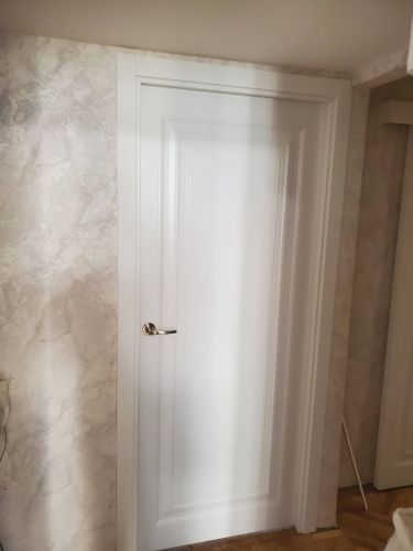 Установлен новый замок в дверь, выполнено точное сверление, закреплены ручки, проверена работоспособность механизма, обеспечена плавная работа, аккуратно завершены все этапы монтажа.