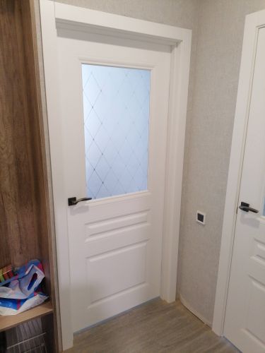 Установлена новая створка с фурнитурой, закреплены петли, отрегулированы зазоры, смонтирован наличник, проверена плавность открывания, произведена финальная проверка качества.