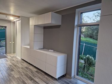 Установлена настенная конструкция, обеспечивающая функциональность и эстетичность. Надежно закреплена на стене, гармонично вписывается в интерьер, создавая дополнительное пространство для хранения.