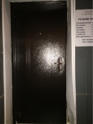 Установлена металлическая дверь, закреплены петли, отрегулированы замки, проверена герметичность, выполнена отделка откосов, проведена финальная проверка функциональности.