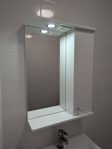 Монтаж зеркального шкафа с подсветкой