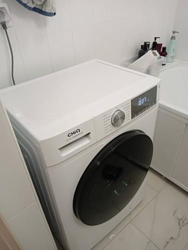 Устройство подключено к водопроводу и электросети, выровнено по уровню, проверено на отсутствие протечек и корректную работу, шланги закреплены, проведен тестовый запуск.