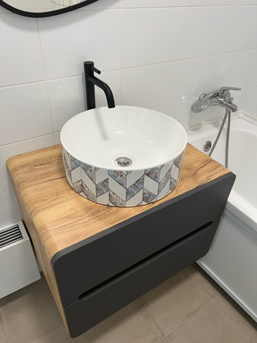 Закреплено отражающее стекло на стене ванной комнаты. Использованы крепежные элементы для надежной фиксации. Работы выполнены аккуратно, с учетом уровня и симметрии.