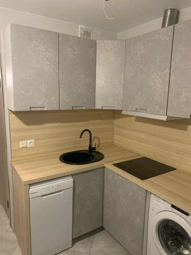 Удаление устройства завершено: сняты крепления, отключены электрические провода, убраны вентиляционные трубы. Поверхность очищена, подготовлена для дальнейших действий.