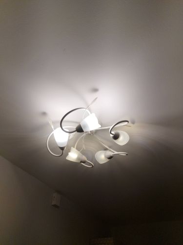 Установлено осветительное устройство на потолок, подключены провода, закреплены крепежи, проверена работа, обеспечена надежная фиксация, проверена безопасность, завершен монтаж.