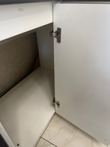 Устранены дефекты конструкции: заменены петли, укреплены крепления, восстановлена функциональность. Дверца теперь открывается и закрывается плавно, без скрипов и заеданий.