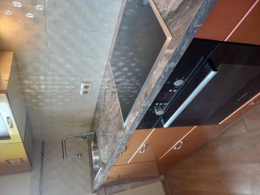 Извлечение духового шкафа из кухонного гарнитура, отключение от электросети, освобождение пространства для дальнейших работ. Поверхности очищены, коммуникации проверены.