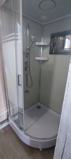 Установлена современная душевая конструкция с гидромассажем. Подключены водопровод и слив, закреплены стенки и двери, проверена герметичность, подключены форсунки и лейка, проведено тестирование.