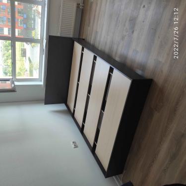 Собрана двуспальная кровать: установлены боковые панели, закреплено изголовье, уложены ламели. Конструкция надежно зафиксирована, все элементы на своих местах, готова к эксплуатации.