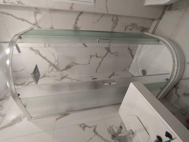 Установлены стеклянные панели, закреплены направляющие, герметично зафиксирован поддон, подключен смеситель, проверена герметичность соединений, выполнена окончательная проверка функционирования.