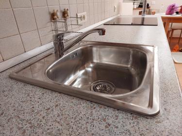 Установлено устройство для измельчения отходов под раковину, подключено к водопроводу и электросети, проверена функциональность, обеспечена герметичность соединений, проведено тестирование.