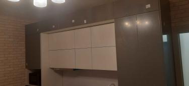 Установлены шкафы, закреплены фасады, смонтирована столешница, подключены бытовые приборы, выполнена подгонка элементов, обеспечена надежная фиксация, завершены отделочные работы.