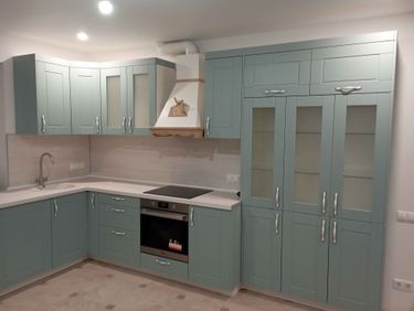 Выполнена работа по перемещению электрической точки. Проведены провода, установлена новая панель, подключение завершено, проверена функциональность. Все выполнено аккуратно и безопасно.