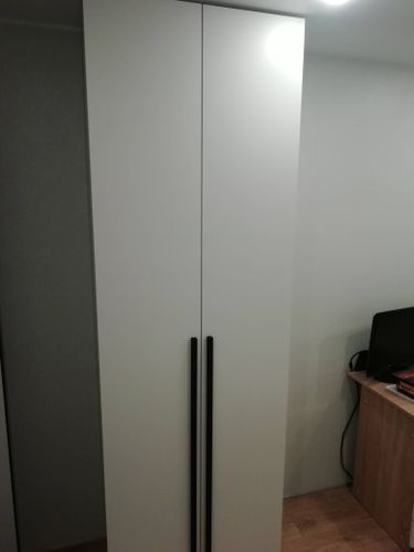 Собрано изделие: установлены панели, закреплены направляющие, смонтированы двери, прикреплены ручки. Проведена проверка устойчивости и плавности хода створок. Уборка завершена.