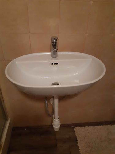 Удалены старые эксцентрики, установлены новые детали, обеспечивающие надежное соединение смесителя с трубами. Проверена герметичность, устранены протечки, восстановлена функциональность системы.