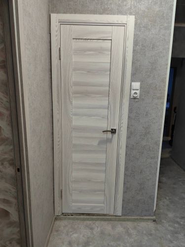 Изготовлено и смонтировано полотно, закреплены направляющие, установлены петли, врезана ручка, отрегулировано прилегание. Обеспечена плавная работа конструкции в интерьере.