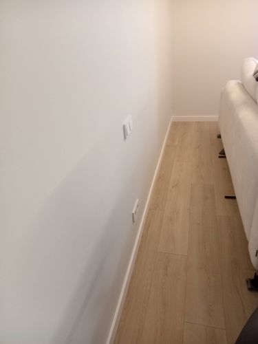 Устройство декоративного порожка Монтаж полиуретанового/дюрополимерного/полистиролового плинтуса