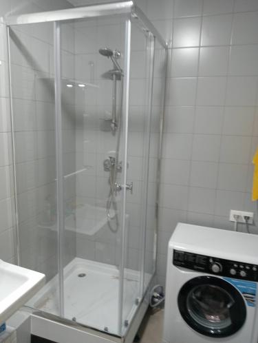 Установлены стеклянные створки в ванной комнате. Закреплены направляющие, проверена герметичность соединений. Проведена регулировка механизмов для плавного открывания и закрывания.