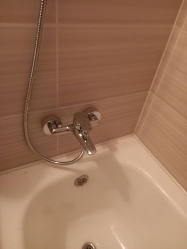 Установлено новое устройство для подачи воды в ванной комнате. Проведены работы по демонтажу старого оборудования и монтажу нового. Проверена герметичность соединений, обеспечена функциональность.