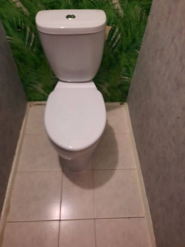 Установлен новый бачок, заменены крепления, проверена герметичность соединений, протестирована функциональность, проведена очистка рабочей зоны, обеспечена надежность системы.