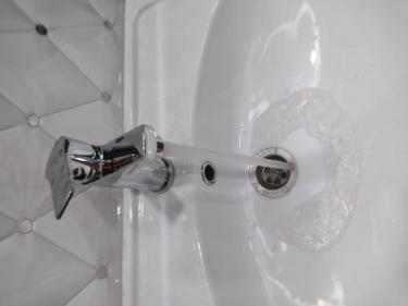 Установлен новый кран, подключены водопроводные трубы, проверена герметичность соединений, протестирована работа устройства, обеспечена подача воды без протечек.