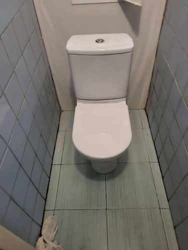 Установлен новый бачок, подключены коммуникации, проверена герметичность соединений, проведена регулировка механизма слива, выполнена очистка рабочей зоны.