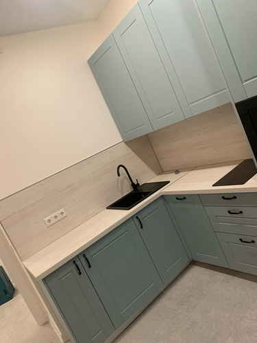 Изготовлены и установлены панели для кухонного гарнитура, выполнены точные замеры и аккуратная подгонка деталей. Обеспечена идеальная стыковка и функциональность.