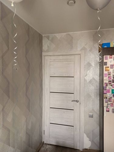 Установлена новая деревянная дверь с одной створкой, включая монтаж коробки, петель и ручки. Завершена регулировка, обеспечивающая плавное открывание и закрывание.