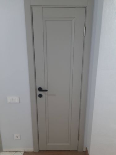 Установлена новая деревянная створка, закреплены петли, врезан замок, отрегулирована фурнитура, проверена плавность открывания, завершены отделочные работы вокруг проема.