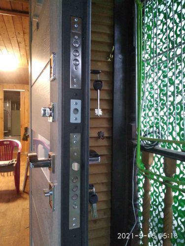 Установлена металлическая дверь, закреплены петли, врезан замок, отрегулированы ручки, проверена работа ключей. Завершена отделка откосов, произведена герметизация швов.