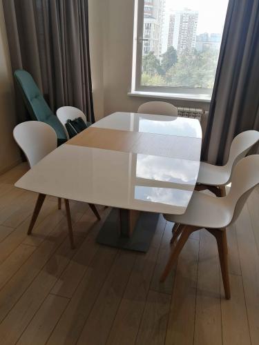 Отремонтирован стол: устранены повреждения, обновлено покрытие, восстановлен блеск. Поверхность стала гладкой и ровной, возвращена первоначальная эстетика. Обновление завершено успешно.