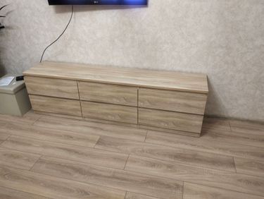 Собрана мебель с ящиками: установлены направляющие, закреплены фасады, проверена плавность выдвижения. Конструкция устойчива, все элементы надежно соединены, поверхность ровная.