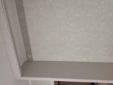 Создана конструкция из гипсокартона, закрепленная на металлическом каркасе. Поверхность ровная, готова к дальнейшей отделке. Установлены профили, зафиксированы листы.