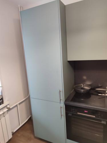 Выполнена установка кухонного шкафа: подключение к электросети, монтаж в нишу, проверка функциональности, закрепление в мебели, настройка панели управления, тестирование работы.