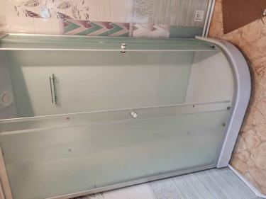 Выполнен демонтаж старой ванны, установлена новая душевая кабина с герметичными стеклянными дверями и поддоном, подключены водопровод и слив, обновлена отделка стен.