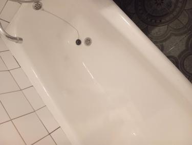 Обновление поверхности старой купели с использованием акрилового покрытия. Гладкая, блестящая отделка, устранены дефекты, улучшен внешний вид. Обновленная эмаль обеспечивает долговечность.